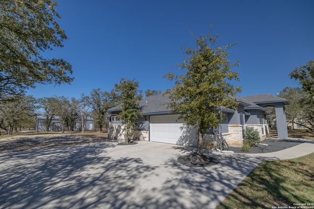 355 Shannon Ridge Dr, Floresville, TX 78114