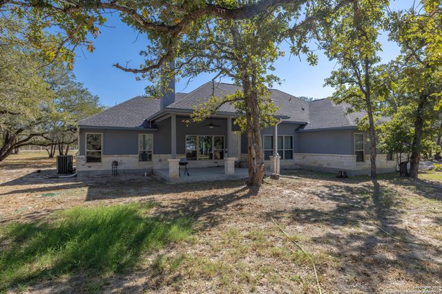 355 Shannon Ridge Dr, Floresville, TX 78114