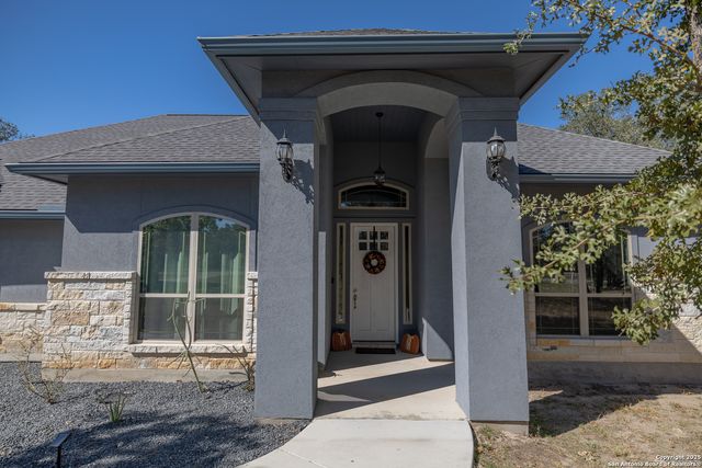 355 Shannon Ridge Dr, Floresville, TX 78114