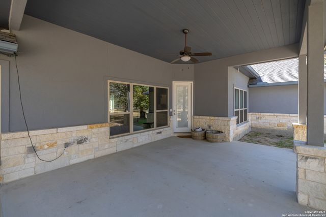 355 Shannon Ridge Dr, Floresville, TX 78114