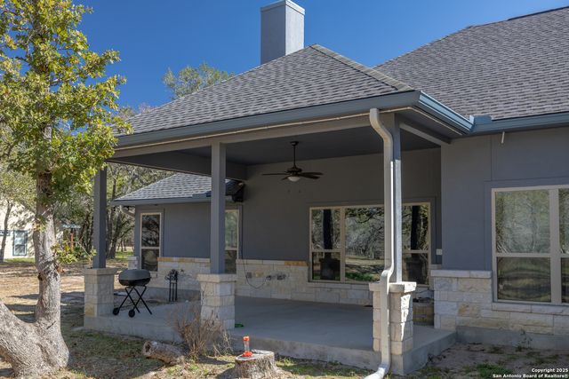 355 Shannon Ridge Dr, Floresville, TX 78114