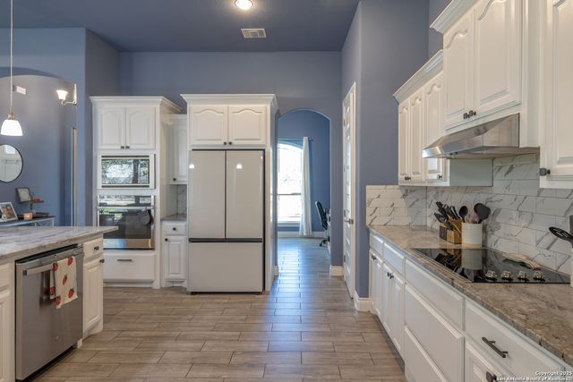 355 Shannon Ridge Dr, Floresville, TX 78114