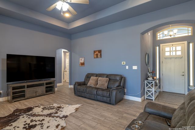 355 Shannon Ridge Dr, Floresville, TX 78114