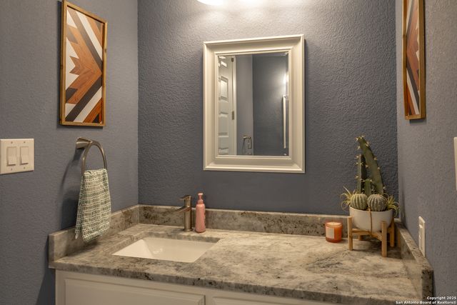 355 Shannon Ridge Dr, Floresville, TX 78114