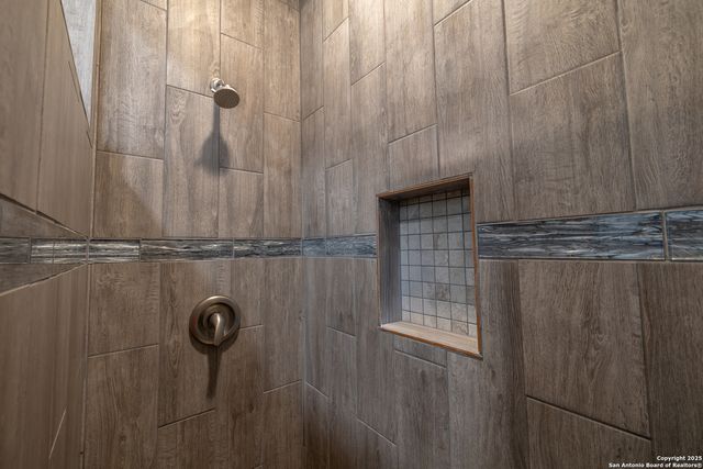 355 Shannon Ridge Dr, Floresville, TX 78114