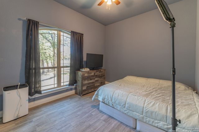 355 Shannon Ridge Dr, Floresville, TX 78114