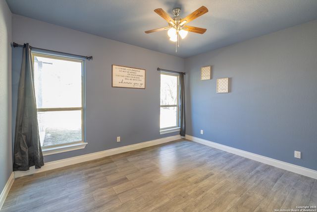 355 Shannon Ridge Dr, Floresville, TX 78114