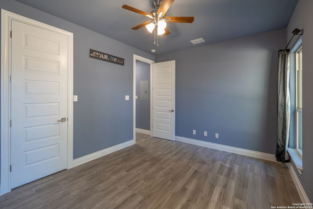 355 Shannon Ridge Dr, Floresville, TX 78114