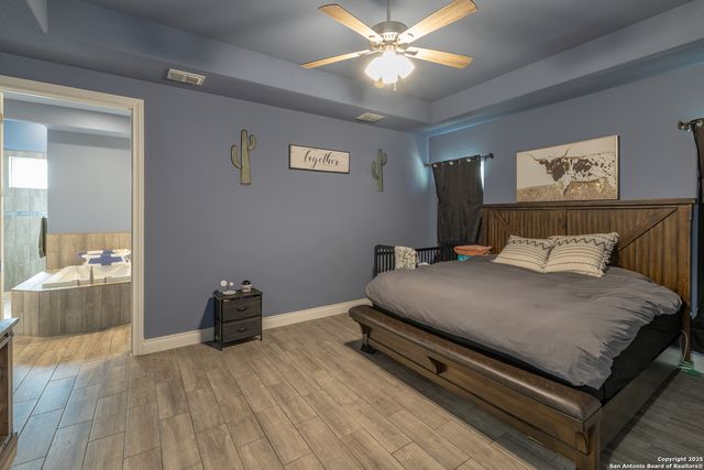 355 Shannon Ridge Dr, Floresville, TX 78114