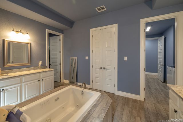 355 Shannon Ridge Dr, Floresville, TX 78114