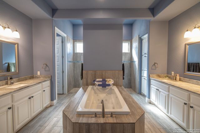 355 Shannon Ridge Dr, Floresville, TX 78114