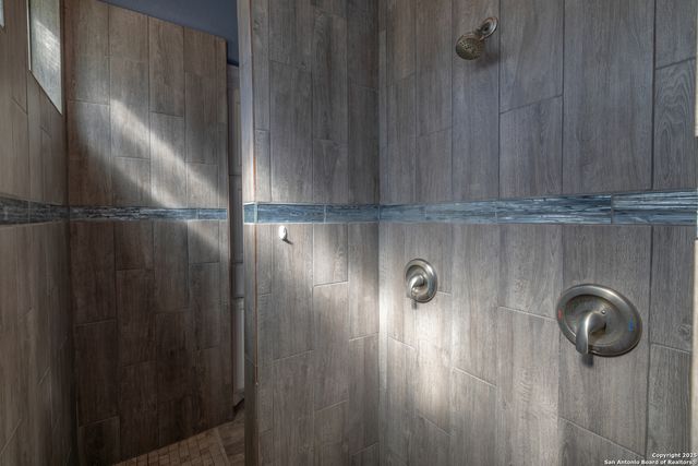 355 Shannon Ridge Dr, Floresville, TX 78114