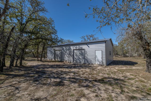 355 Shannon Ridge Dr, Floresville, TX 78114