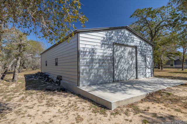 355 Shannon Ridge Dr, Floresville, TX 78114