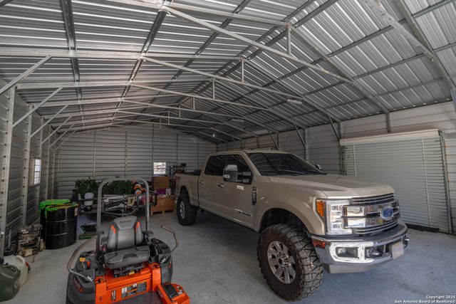 355 Shannon Ridge Dr, Floresville, TX 78114