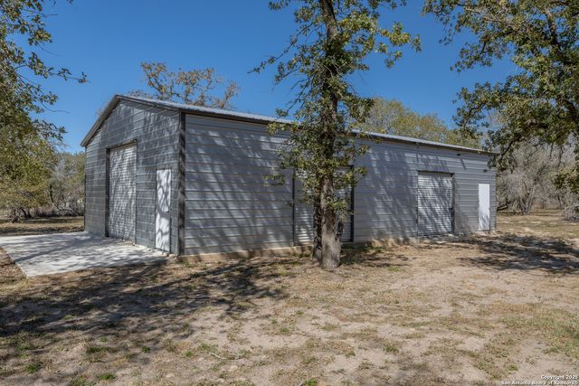 355 Shannon Ridge Dr, Floresville, TX 78114