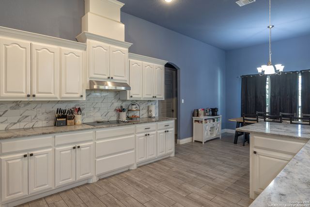 355 Shannon Ridge Dr, Floresville, TX 78114