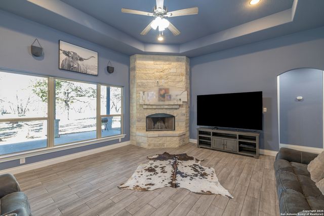 355 Shannon Ridge Dr, Floresville, TX 78114