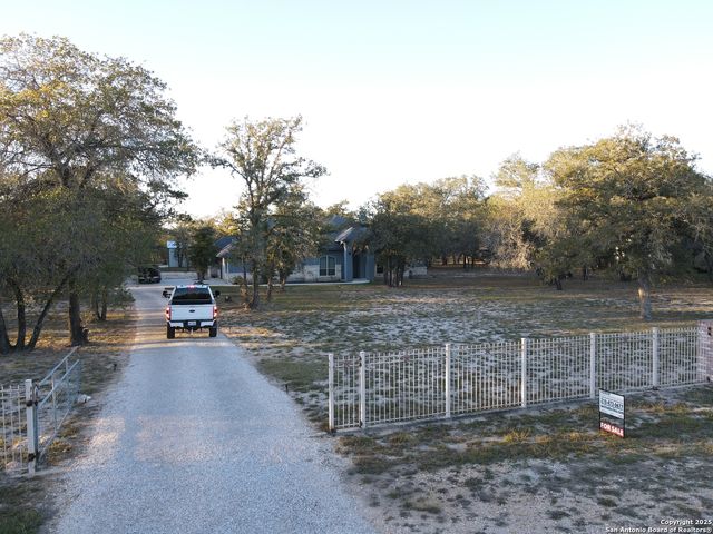 355 Shannon Ridge Dr, Floresville, TX 78114