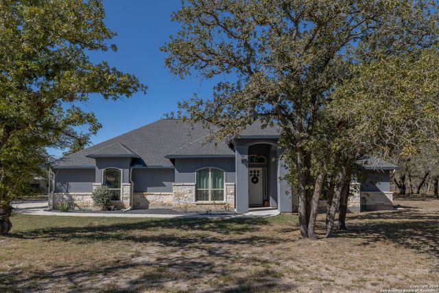355 Shannon Ridge Dr, Floresville, TX 78114