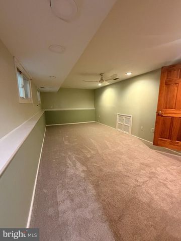 6 LYNCH FARM DR, Newark, DE 19713