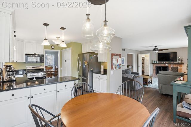 1433 Chestnut Lane, Rochester Hills, MI 48309