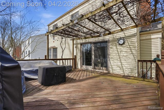 1433 Chestnut Lane, Rochester Hills, MI 48309