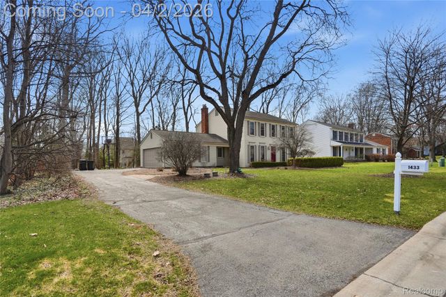 1433 Chestnut Lane, Rochester Hills, MI 48309