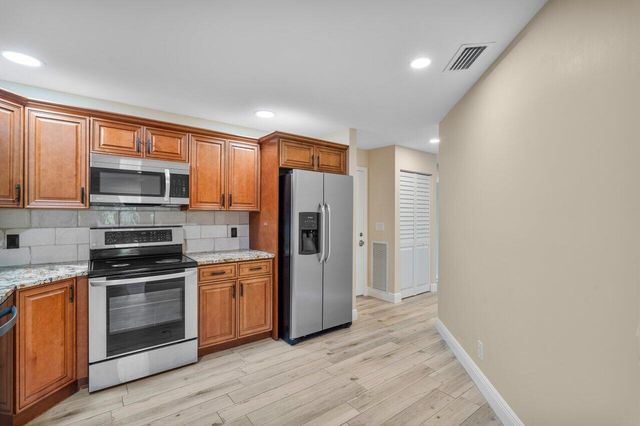 11 Lexington Lane E C, Palm Beach Gardens, FL 33418