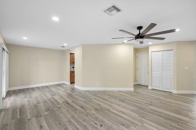 11 Lexington Lane E C, Palm Beach Gardens, FL 33418