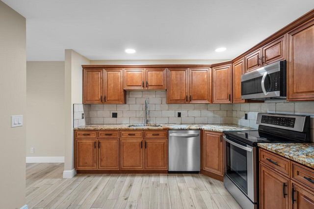 11 Lexington Lane E C, Palm Beach Gardens, FL 33418