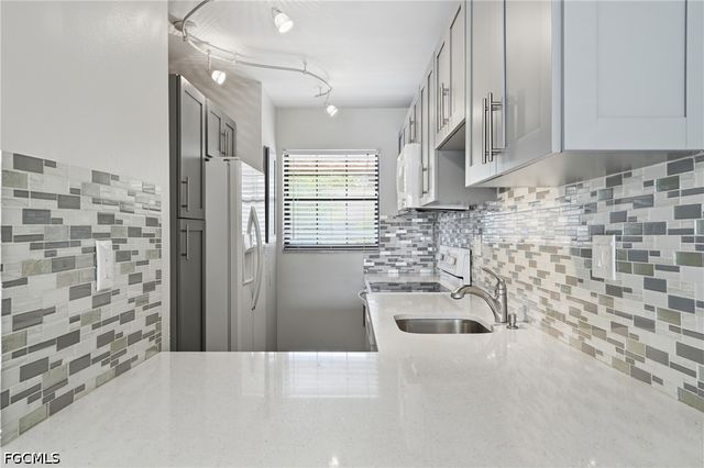 5323 Treetops DR T203, Naples, FL 34113
