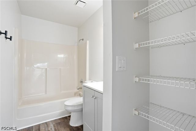 5323 Treetops DR T203, Naples, FL 34113