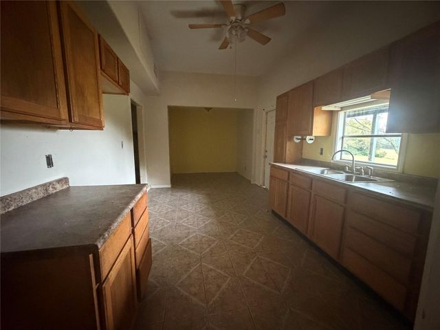 1414 S Broadway Street, Jewett, TX 75846