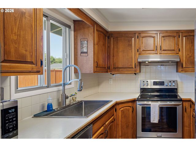 1015 SAVILLE Ave, Eugene, OR 97404
