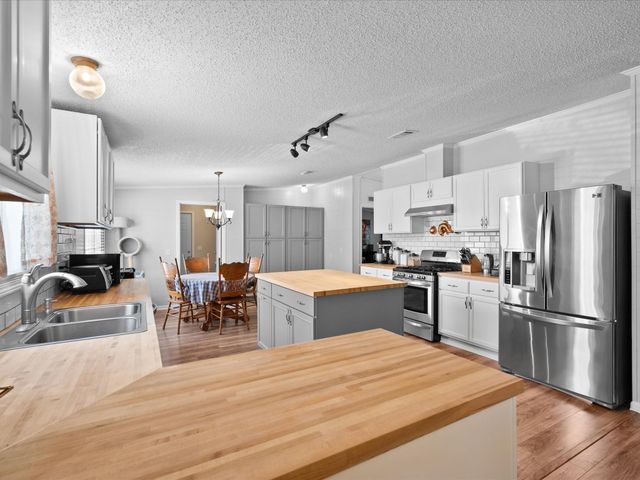 4 Ripple Creek Drive, Huntsville, TX 77320