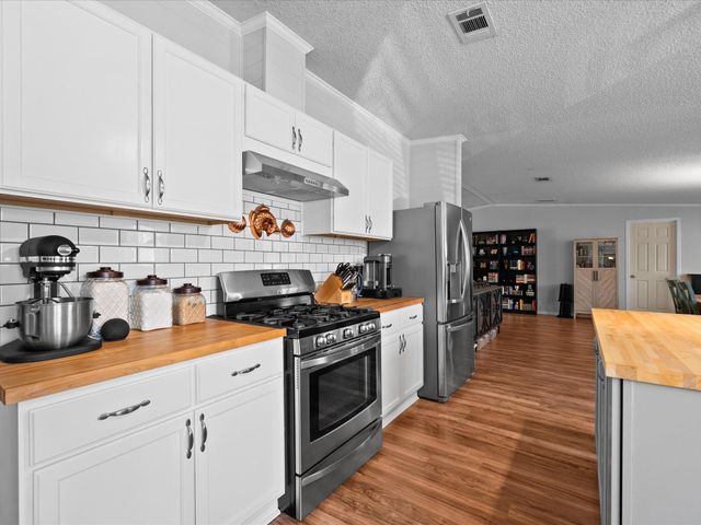 4 Ripple Creek Drive, Huntsville, TX 77320