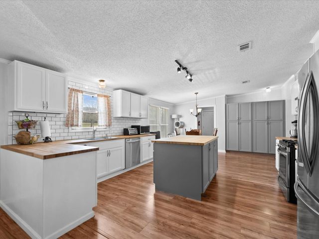 4 Ripple Creek Drive, Huntsville, TX 77320