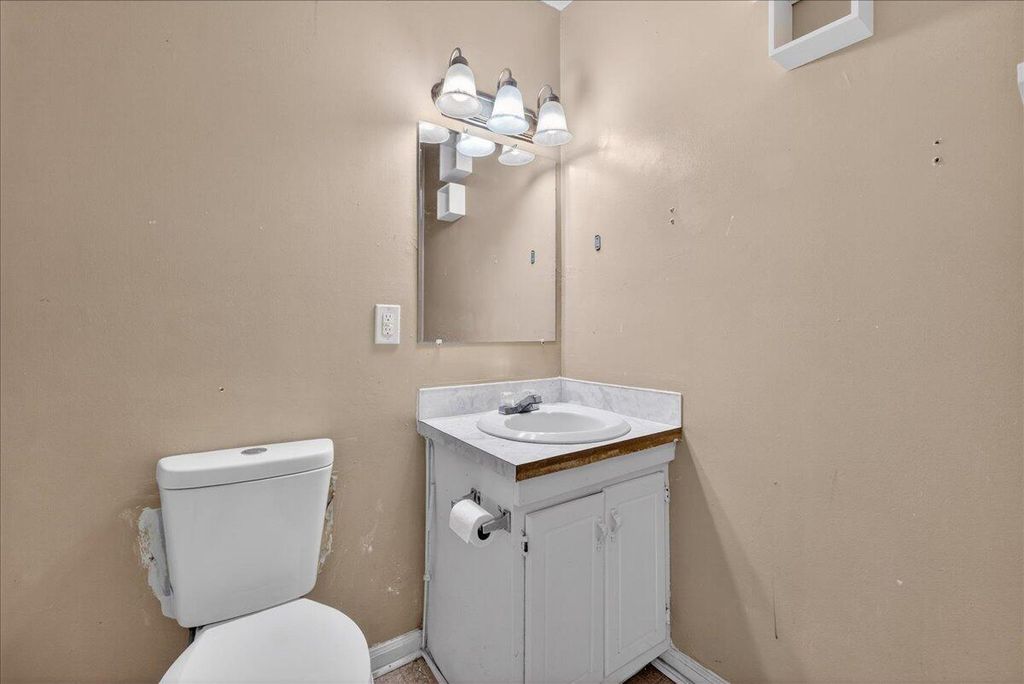 Image 12 of property listing at 445 Robin Drive, Goose Creek, SC 29445