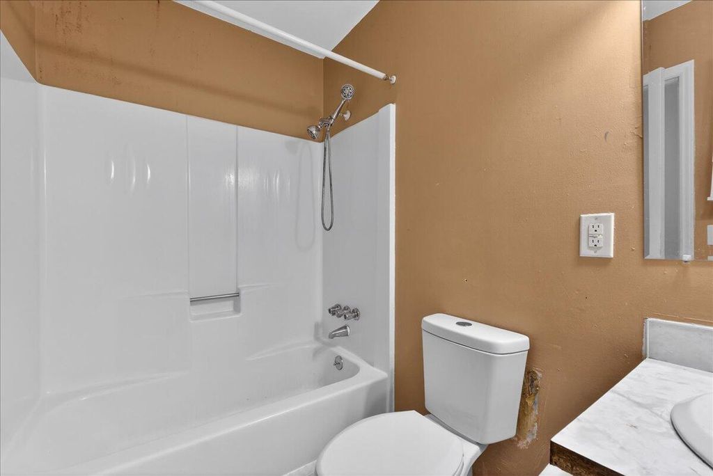 Image 13 of property listing at 445 Robin Drive, Goose Creek, SC 29445