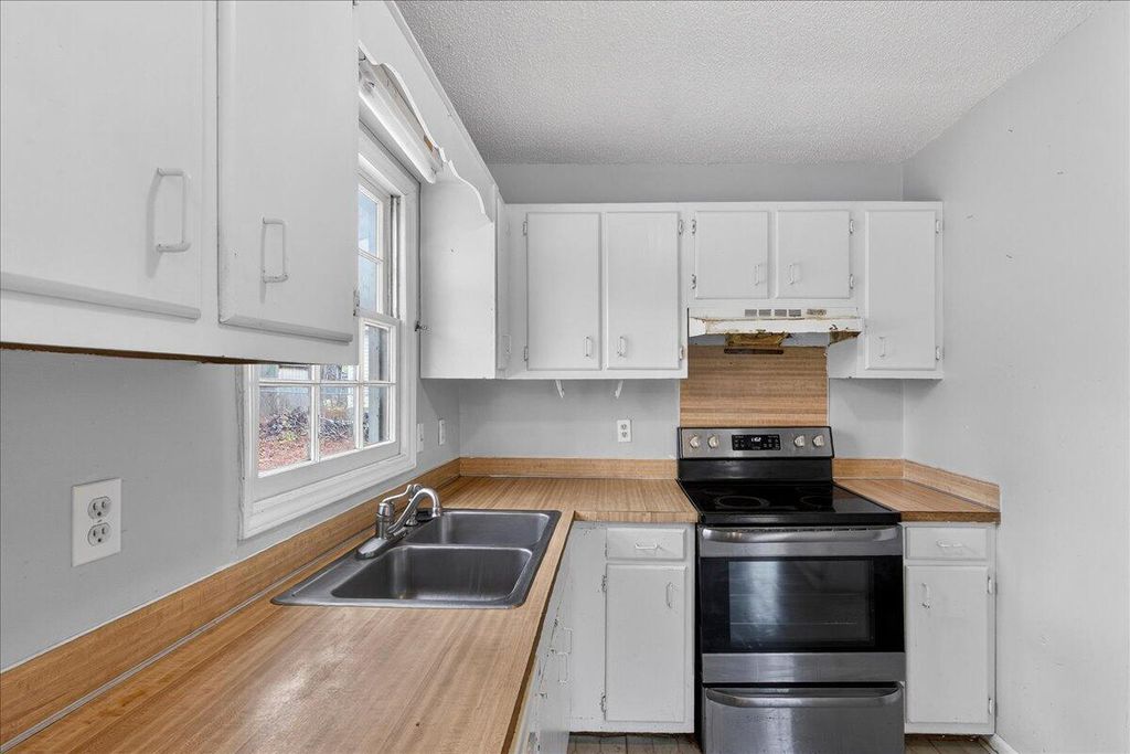 Image 9 of property listing at 445 Robin Drive, Goose Creek, SC 29445