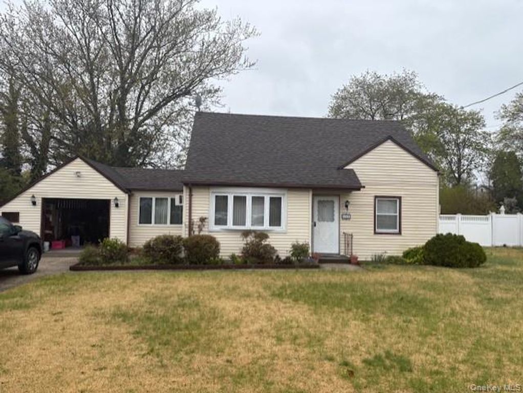 152 Foster Boulevard, North Babylon, NY 11702