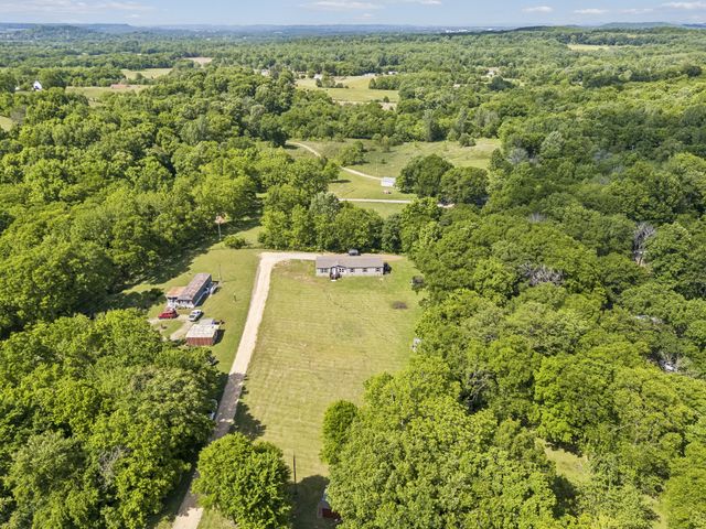 8079 Golf Club Rd, Mount Pleasant, TN 38474