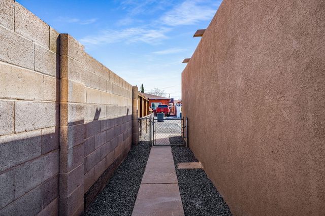 513 53rd Street SW, Albuquerque, NM 87105