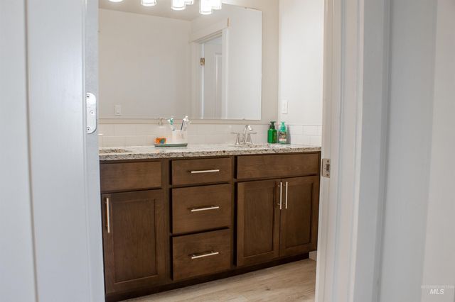 2718 Whispering Pine Dr, Twin Falls, ID 83301