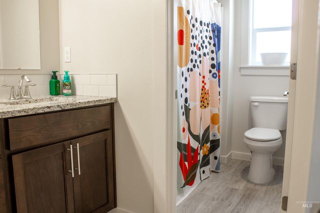 2718 Whispering Pine Dr, Twin Falls, ID 83301