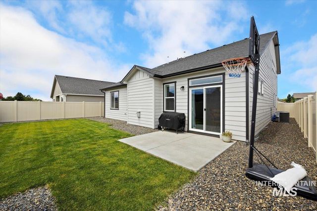 2718 Whispering Pine Dr, Twin Falls, ID 83301
