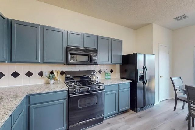 801 Gillon Drive, Arlington, TX 76001