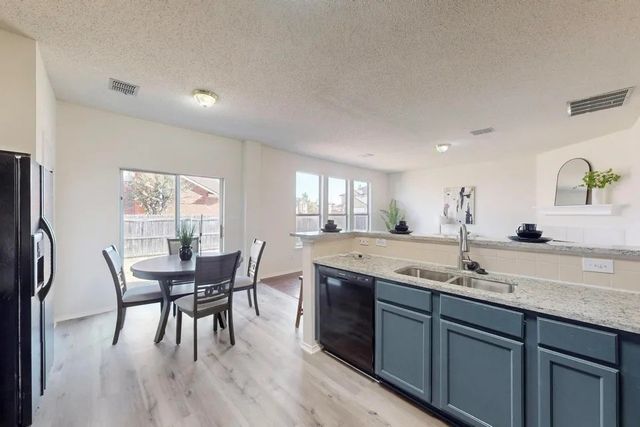 801 Gillon Drive, Arlington, TX 76001