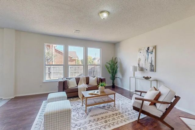 801 Gillon Drive, Arlington, TX 76001